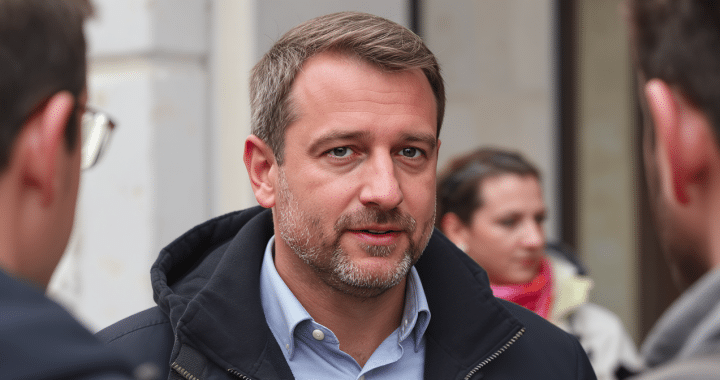 découvrez comment sébastien lecornu tente de calmer les tensions liées à la réforme du travail prévue le 1er mai, en dialoguant avec les syndicats et les travailleurs.