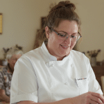 Amandine Labou, agente de restauration porteuse de trisomie 21, illumine la vie des r&eacute;sidents d&rsquo;une maison de retraite &agrave; Arras
