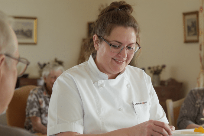 Amandine Labou, agente de restauration porteuse de trisomie 21, illumine la vie des r&eacute;sidents d&rsquo;une maison de retraite &agrave; Arras