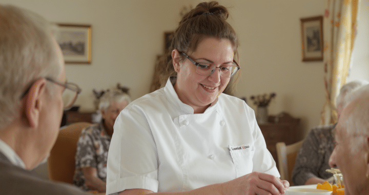découvrez comment amandine labou, agente de restauration porteuse de trisomie 21, apporte joie et lumière aux résidents d’une maison de retraite à arras grâce à son engagement et sa bienveillance.