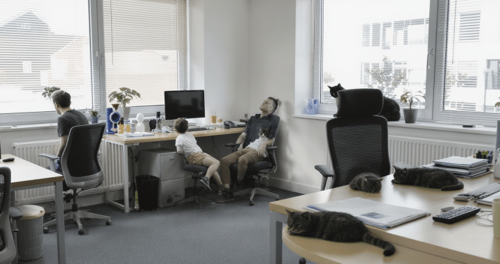 découvrez comment certaines entreprises accueillent enfants et chats au bureau pour mieux supporter la canicule et créer un environnement de travail plus agréable durant les fortes chaleurs.