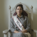 &laquo; Avec une &eacute;charpe de Miss autour des &eacute;paules, Muriel s&rsquo;installe sur le tr&ocirc;ne : le d&eacute;part princier d&rsquo;une employ&eacute;e d&rsquo;hypermarch&eacute; &raquo;