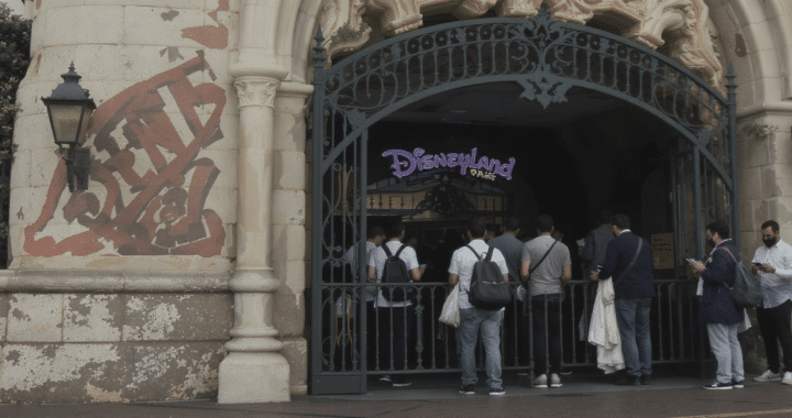 dix ans après la tragédie de la maison hantée, disneyland paris a été reconnu coupable d'homicide involontaire. découvrez les détails de cette affaire qui a marqué l'histoire du parc.
