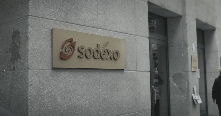sodexo annonce la suppression de plus de 1 000 emplois en france dans le cadre de son deuxième grand plan de restructuration en six ans, visant à réorganiser ses activités et renforcer sa compétitivité.